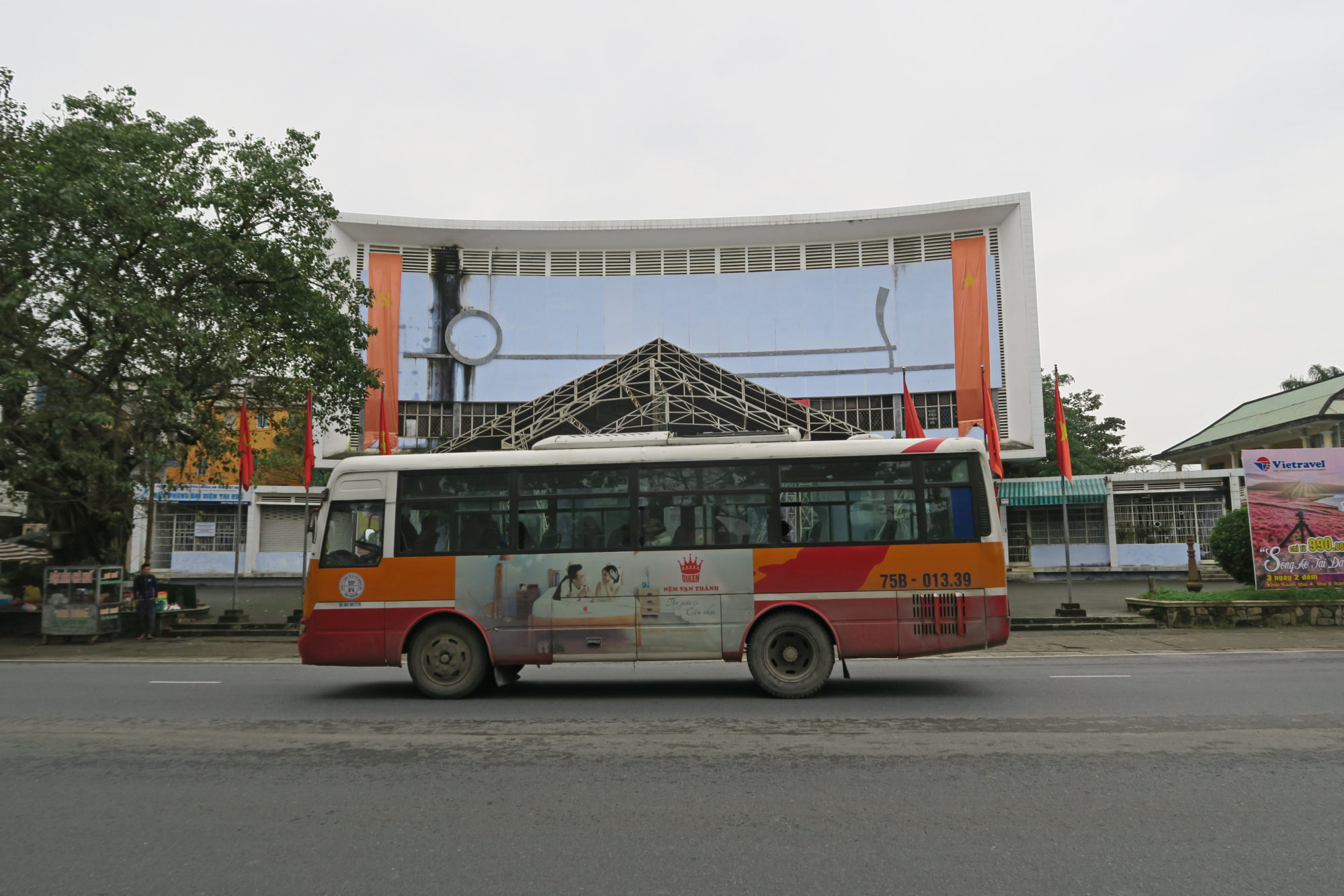 hue vietnam bus