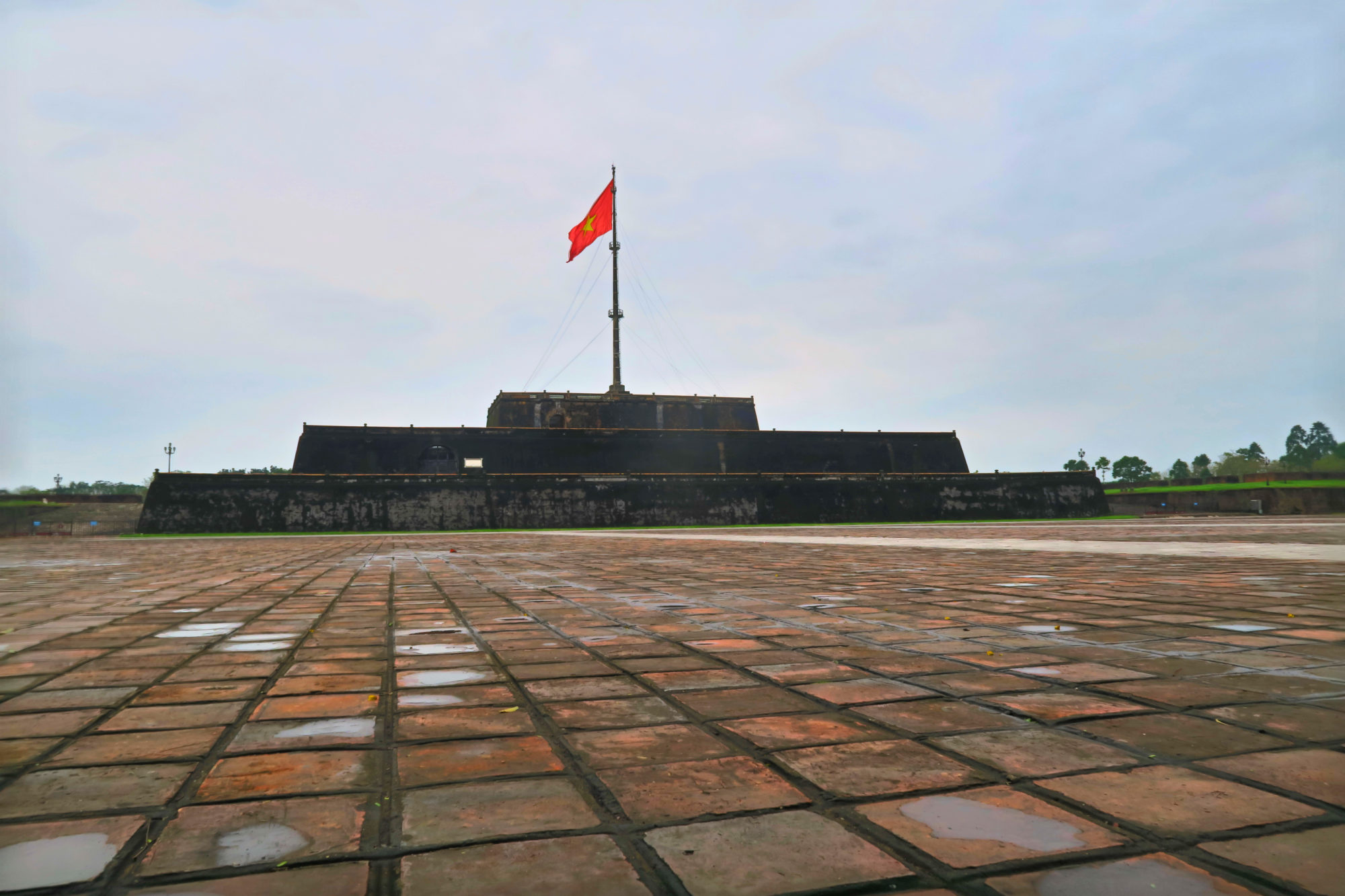 hue vietnam zitadelle mit flagge