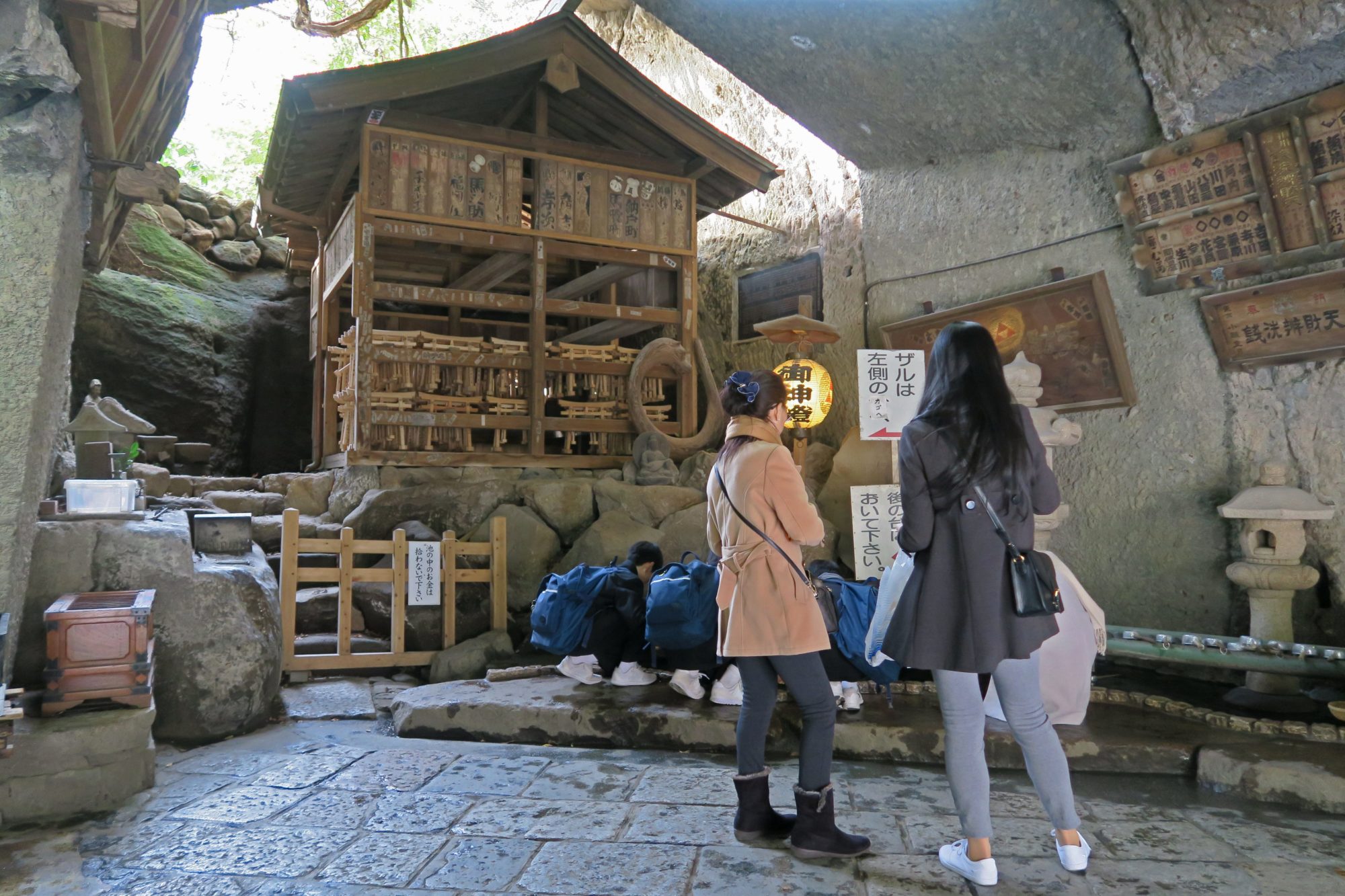 zeniarai schrein in kamakura, japan